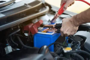 Autobatterieklemme-Anschliessen-und-abklemmen-welche-zuerst